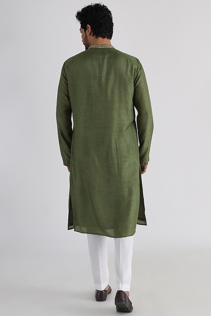 Olive Green Bemberg Silk Mulmul Embroidered Kurta Set by Smriti By Anju Agarwal Men at Pernia's Pop Up Shop
