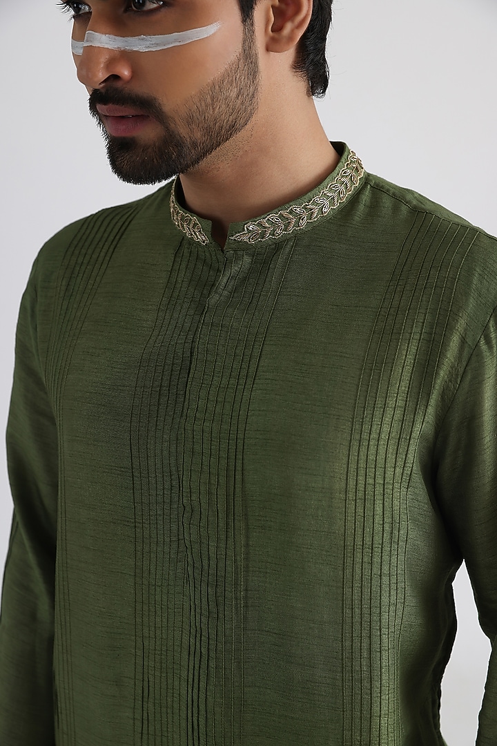 Olive Green Bemberg Silk Mulmul Embroidered Kurta Set by Smriti By Anju Agarwal Men at Pernia's Pop Up Shop