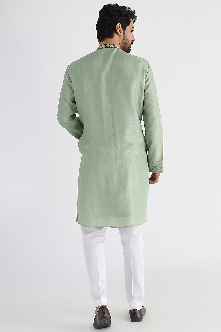 Green Bemberg Silk Mulmul Embroidered Kurta Set by Smriti By Anju Agarwal Men at Pernia's Pop Up Shop