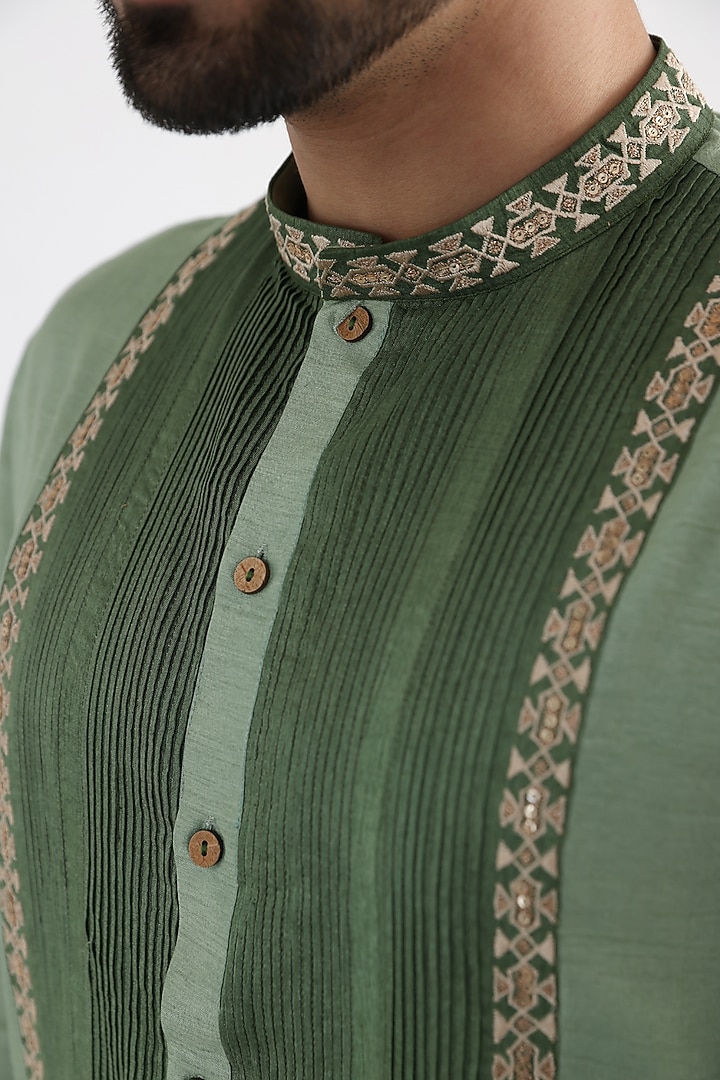 Green Bemberg Silk Mulmul Embroidered Kurta Set by Smriti By Anju Agarwal Men at Pernia's Pop Up Shop