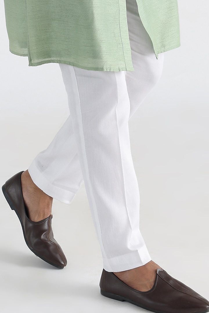 Green Bemberg Silk Mulmul Embroidered Kurta Set by Smriti By Anju Agarwal Men at Pernia's Pop Up Shop