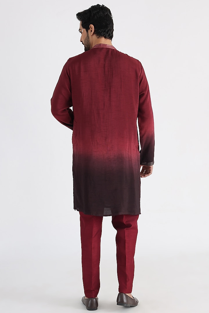 Maroon Bemberg Silk Mulmul Embroidered Kurta Set by Smriti By Anju Agarwal Men at Pernia's Pop Up Shop
