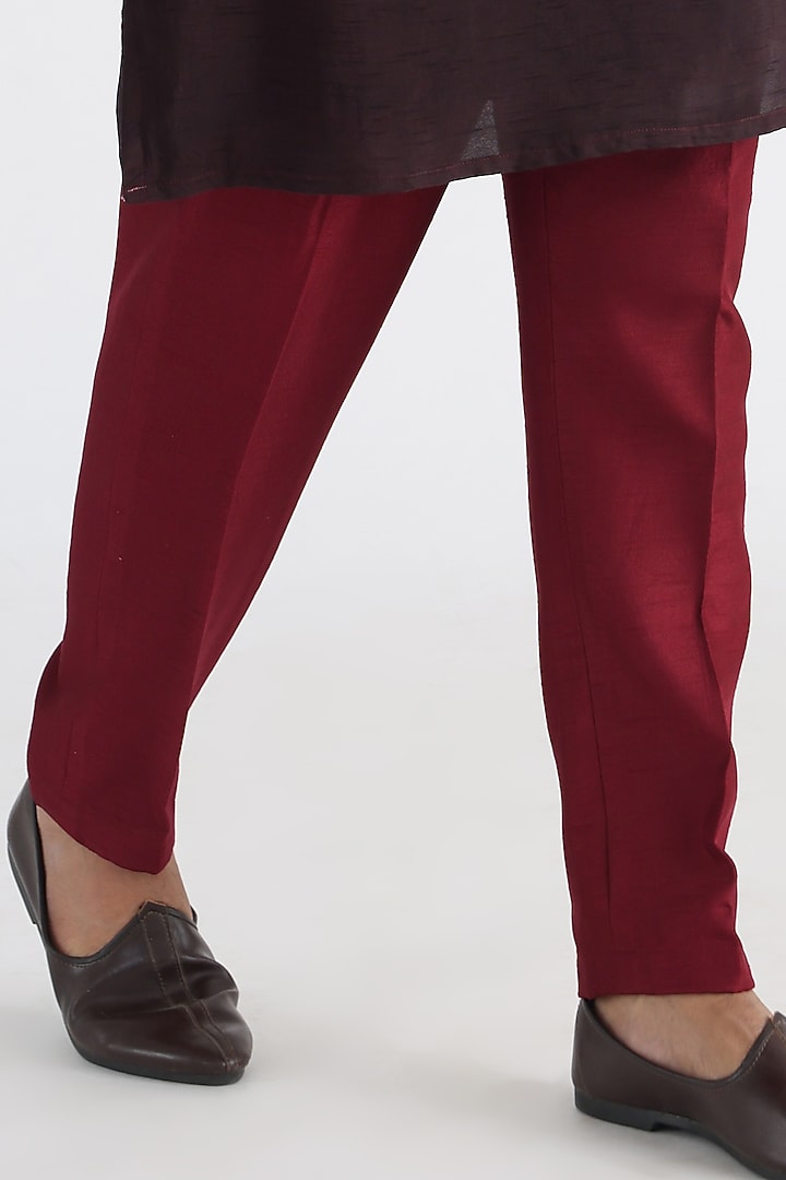 Maroon Bemberg Silk Mulmul Embroidered Kurta Set by Smriti By Anju Agarwal Men at Pernia's Pop Up Shop
