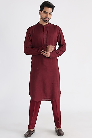 Maroon Bemberg Silk Mulmul Embroidered Kurta Set by Smriti By Anju Agarwal Men