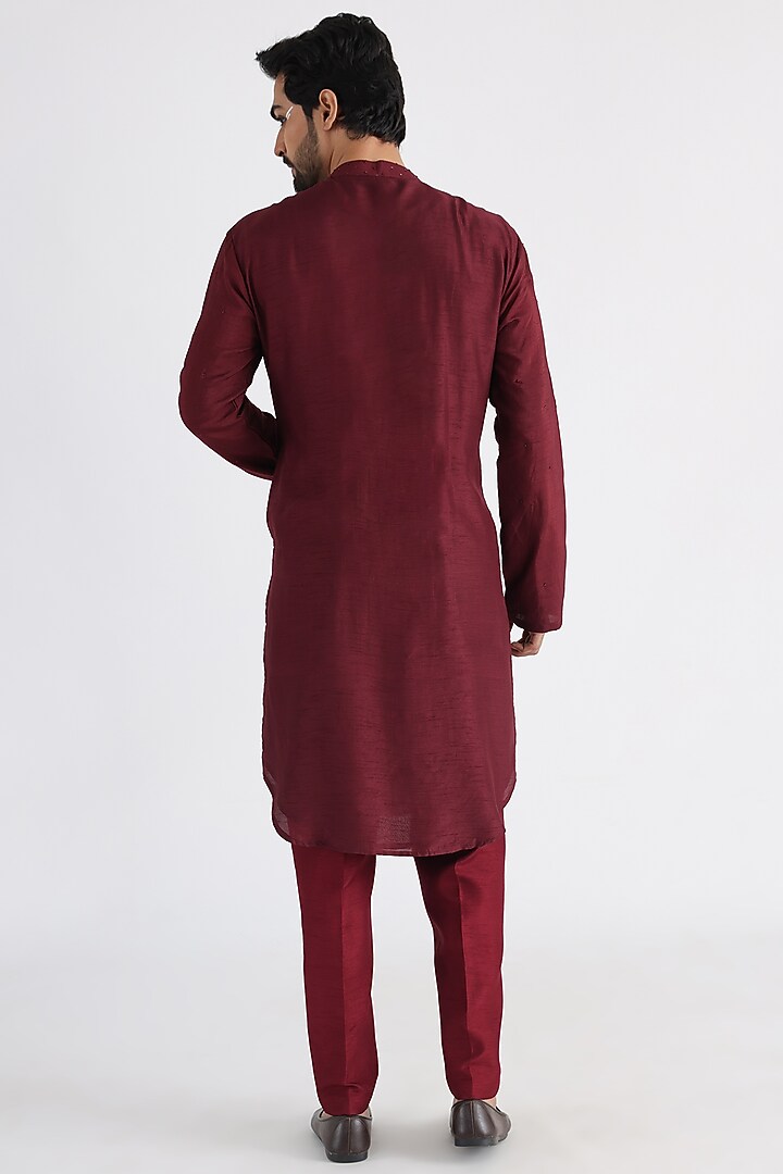 Maroon Bemberg Silk Mulmul Embroidered Kurta Set by Smriti By Anju Agarwal Men at Pernia's Pop Up Shop