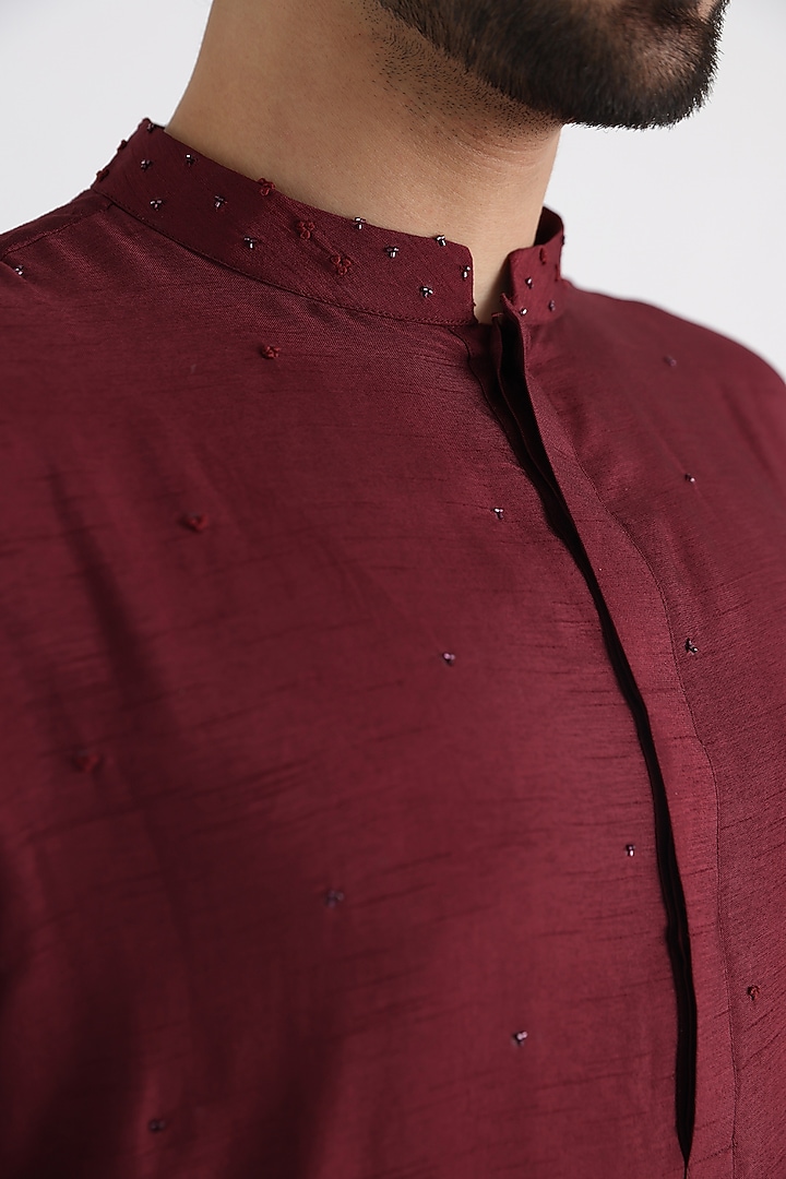 Maroon Bemberg Silk Mulmul Embroidered Kurta Set by Smriti By Anju Agarwal Men at Pernia's Pop Up Shop