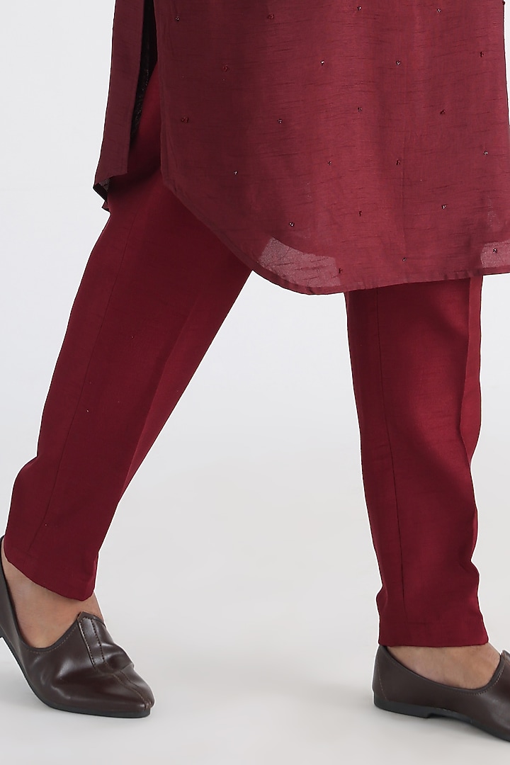 Maroon Bemberg Silk Mulmul Embroidered Kurta Set by Smriti By Anju Agarwal Men at Pernia's Pop Up Shop