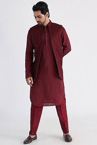 Maroon Linen Satin Embroidered Indo-Western Set by Smriti By Anju Agarwal Men