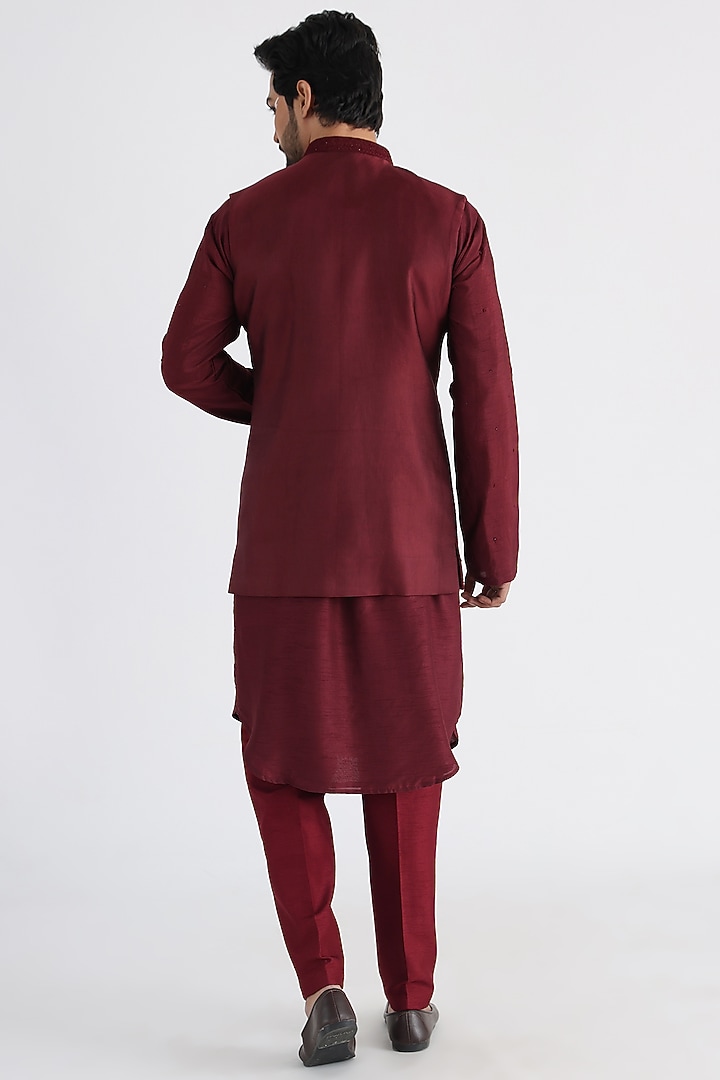 Maroon Linen Satin Embroidered Indo-Western Set by Smriti By Anju Agarwal Men at Pernia's Pop Up Shop