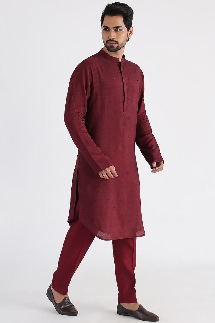 Maroon Linen Satin Embroidered Indo-Western Set by Smriti By Anju Agarwal Men at Pernia's Pop Up Shop