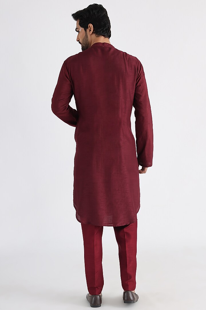 Maroon Linen Satin Embroidered Indo-Western Set by Smriti By Anju Agarwal Men at Pernia's Pop Up Shop