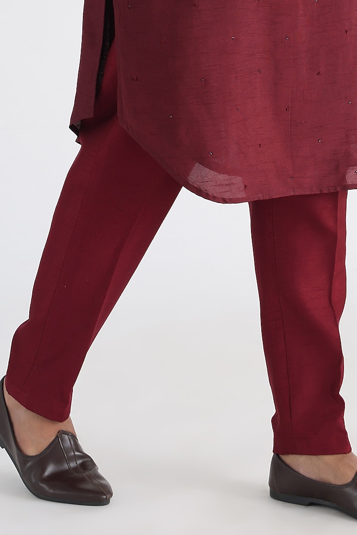 Maroon Linen Satin Embroidered Indo-Western Set by Smriti By Anju Agarwal Men at Pernia's Pop Up Shop