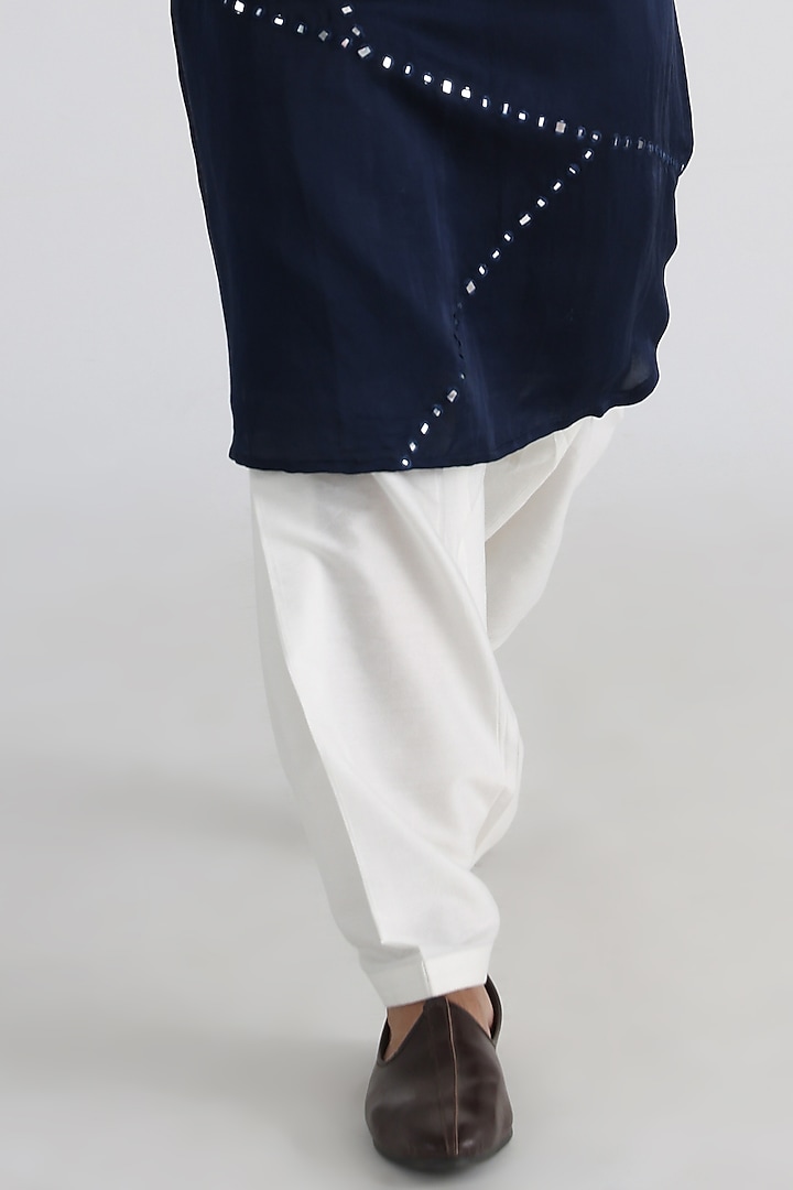 Navy Blue Linen Satin Mulmul Embroidered Kurta Set by Smriti By Anju Agarwal Men at Pernia's Pop Up Shop