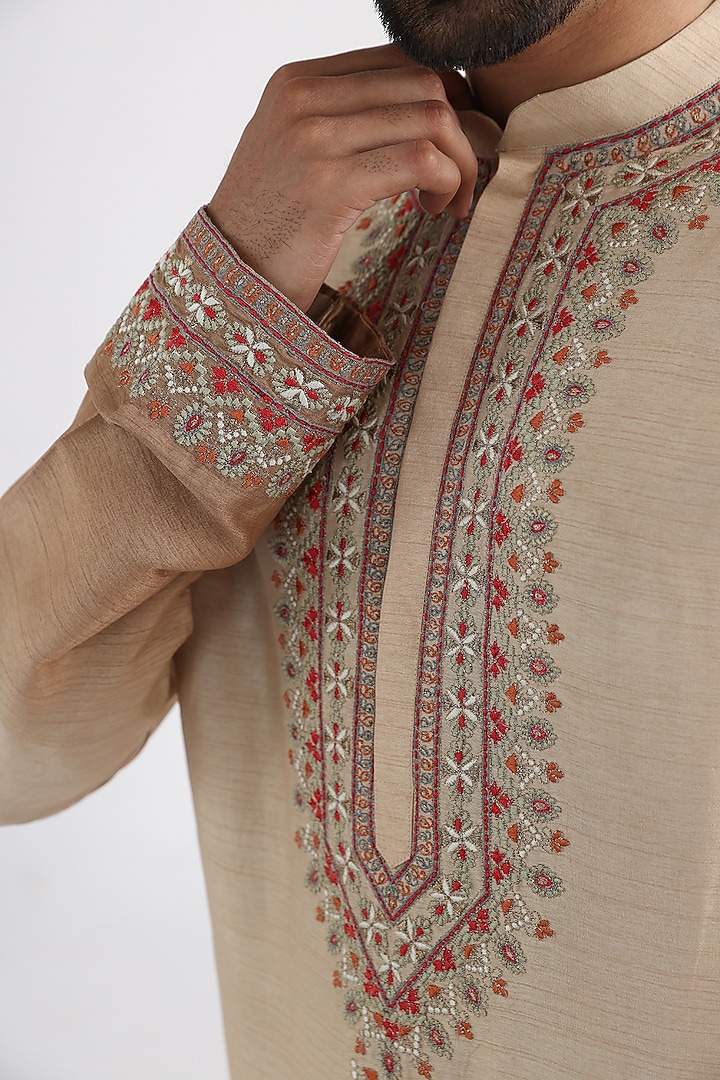 Beige Bemberg Silk Mulmul Machine Embroidered Kurta Set by Smriti By Anju Agarwal Men at Pernia's Pop Up Shop