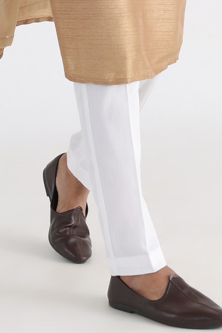 Beige Bemberg Silk Mulmul Machine Embroidered Kurta Set by Smriti By Anju Agarwal Men at Pernia's Pop Up Shop