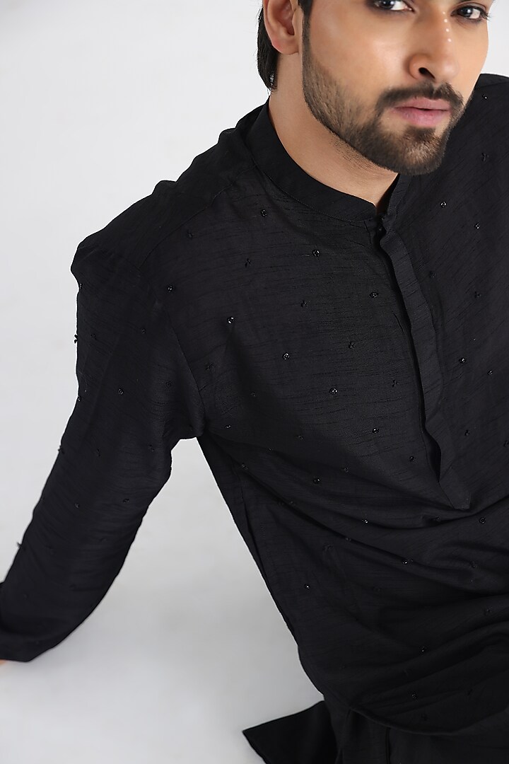 Black Bemberg Silk Mulmul Embroidered Kurta Set by Smriti By Anju Agarwal Men at Pernia's Pop Up Shop