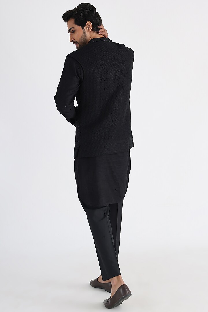 Black Bemberg Silk Mulmul Thread Embroidered Bundi Jacket Set by Smriti By Anju Agarwal Men at Pernia's Pop Up Shop