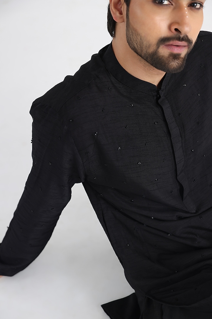 Black Bemberg Silk Mulmul Thread Embroidered Bundi Jacket Set by Smriti By Anju Agarwal Men at Pernia's Pop Up Shop