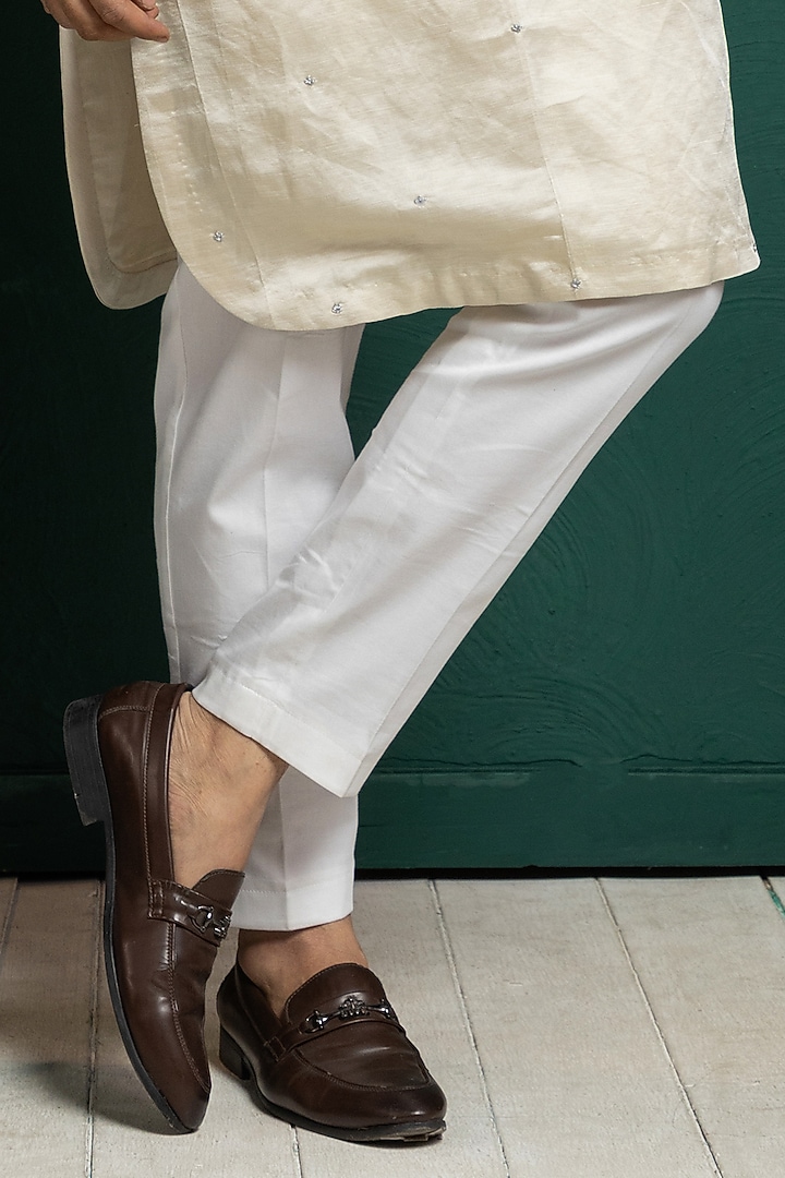 White Tissue & Linen Satin Floral Embroidered Kurta Set by Smriti by Anju Agarwal Men at Pernia's Pop Up Shop