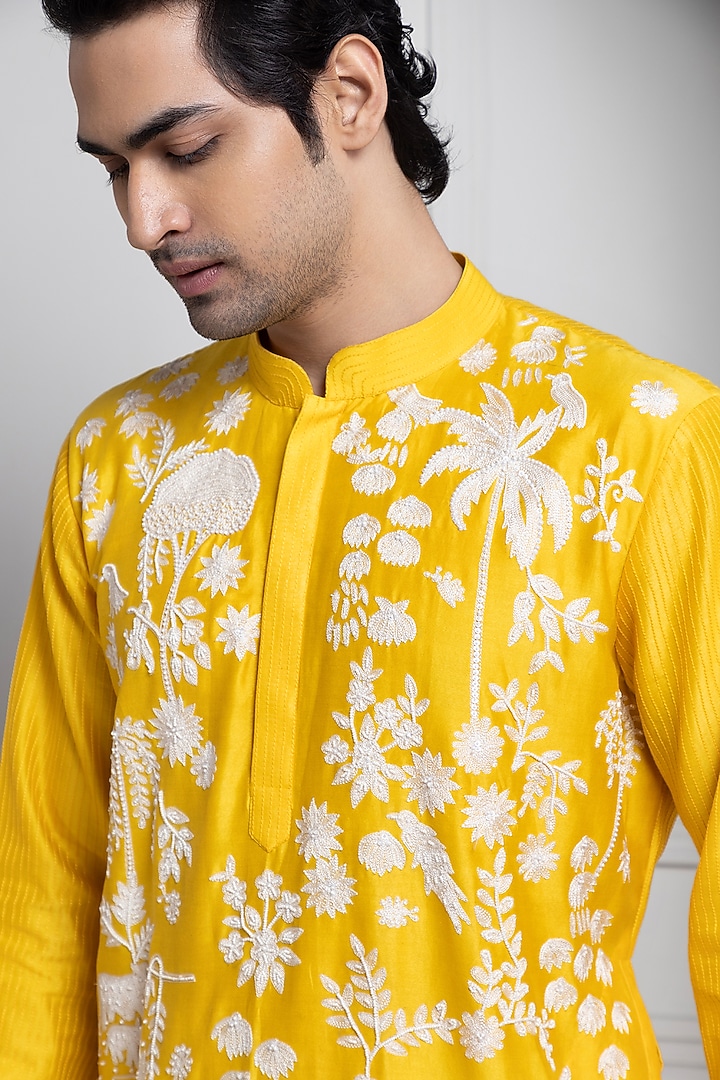 Yellow Chanderi Thread Embroidered Kurta Set by Smriti by Anju Agarwal Men at Pernia's Pop Up Shop