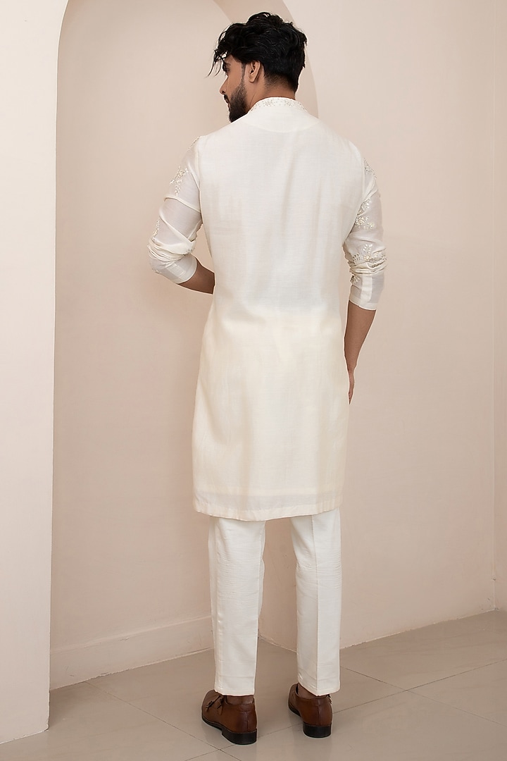 Ivory Chanderi Mulmul Thread Embroidered Kurta Set by Smriti by Anju Agarwal Men at Pernia's Pop Up Shop
