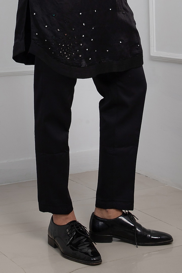 Black Silk Mulmul Machine Embroidered Kurta Set by Smriti by Anju Agarwal Men at Pernia's Pop Up Shop