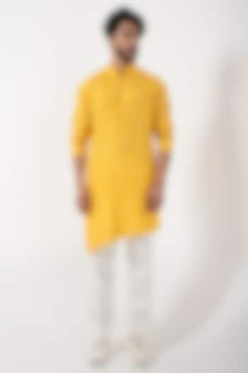 Yellow Silk Mulmul Embroidered Kurta Set by Smriti By Anju Agarwal Men at Pernia's Pop Up Shop