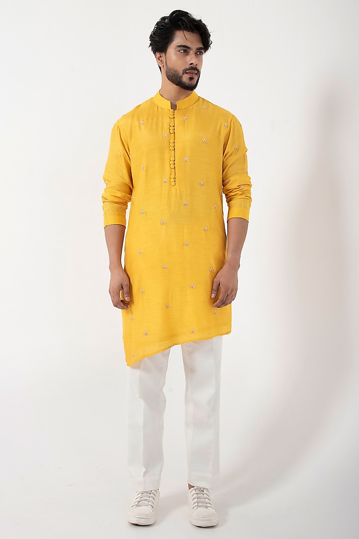 Yellow Silk Mulmul Embroidered Kurta Set by Smriti By Anju Agarwal Men at Pernia's Pop Up Shop