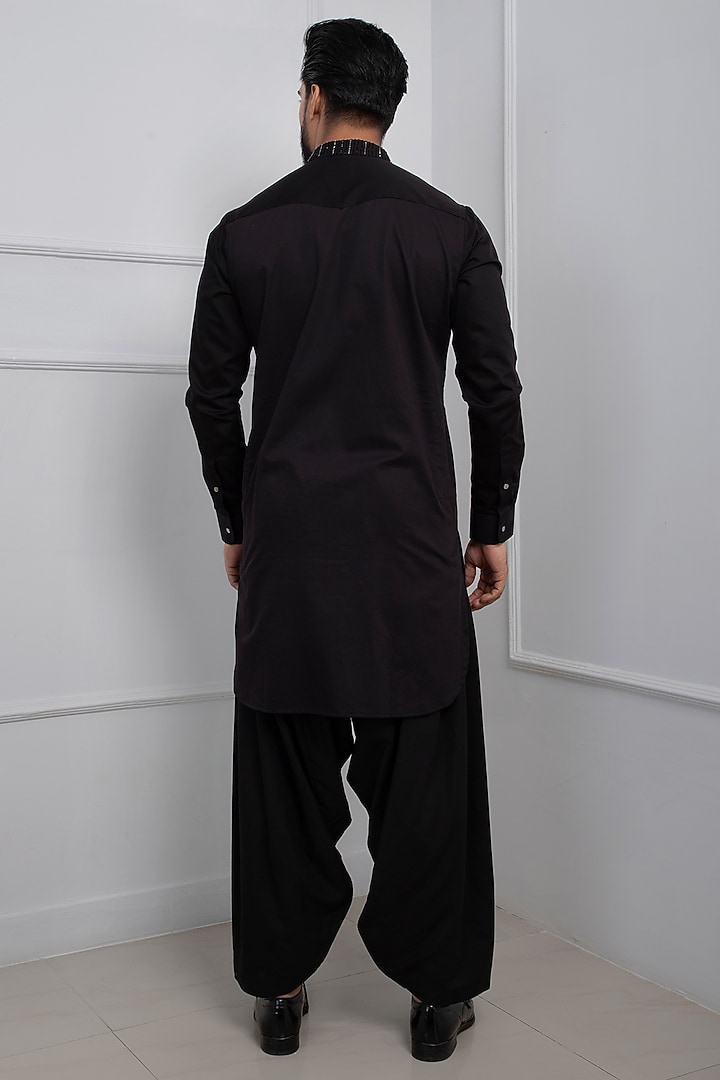 Black Suiting Hand Embroidered Kurta Set by Smriti by Anju Agarwal Men at Pernia's Pop Up Shop