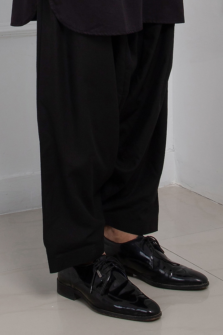 Black Suiting Hand Embroidered Kurta Set by Smriti by Anju Agarwal Men at Pernia's Pop Up Shop