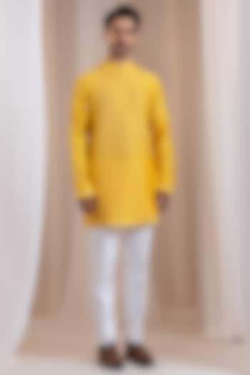 Yellow Chanderi Threadwork Kurta Set by Smriti By Anju Agarwal Men at Pernia's Pop Up Shop