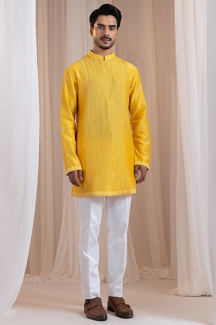 Yellow Chanderi Threadwork Kurta Set by Smriti By Anju Agarwal Men at Pernia's Pop Up Shop