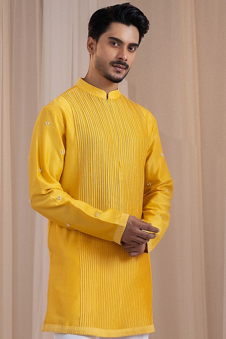 Yellow Chanderi Threadwork Kurta Set by Smriti by Anju Agarwal Men at Pernia's Pop Up Shop