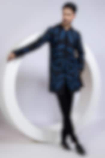 Black Chanderi Thread Embroidered Kurta set by Smriti By Anju Agarwal Men at Pernia's Pop Up Shop