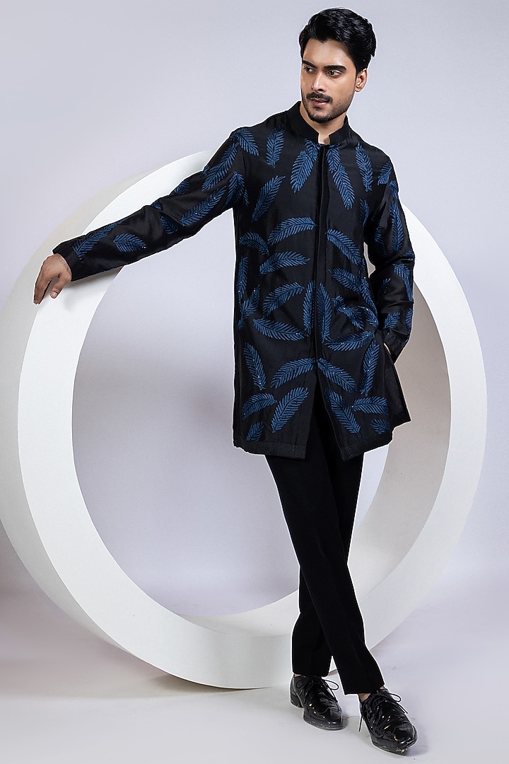 Black Chanderi Thread Embroidered Kurta set by Smriti By Anju Agarwal Men at Pernia's Pop Up Shop