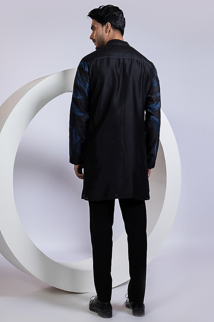 Black Chanderi Thread Embroidered Kurta set by Smriti by Anju Agarwal Men at Pernia's Pop Up Shop
