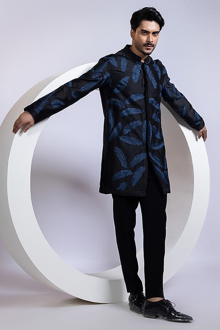 Black Chanderi Thread Embroidered Kurta set by Smriti by Anju Agarwal Men at Pernia's Pop Up Shop
