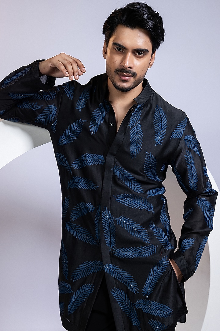 Black Chanderi Thread Embroidered Kurta set by Smriti by Anju Agarwal Men at Pernia's Pop Up Shop