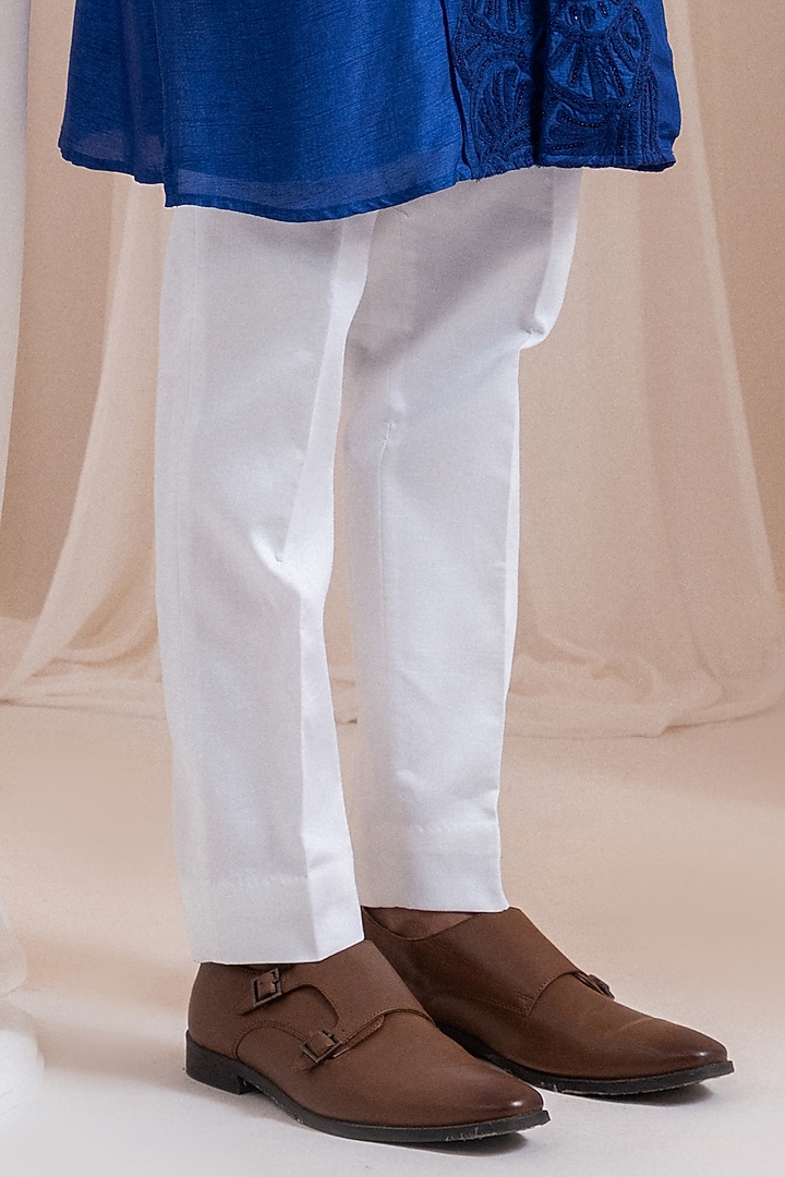Blue Silk Thread Embroidered Kurta Set by Smriti by Anju Agarwal Men at Pernia's Pop Up Shop