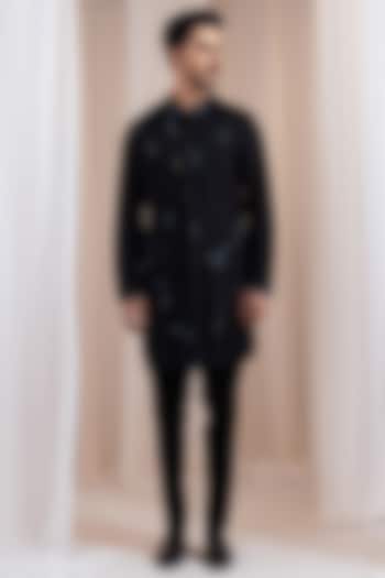 Black Silk Thread Embroidered Kurta Set by Smriti By Anju Agarwal Men at Pernia's Pop Up Shop
