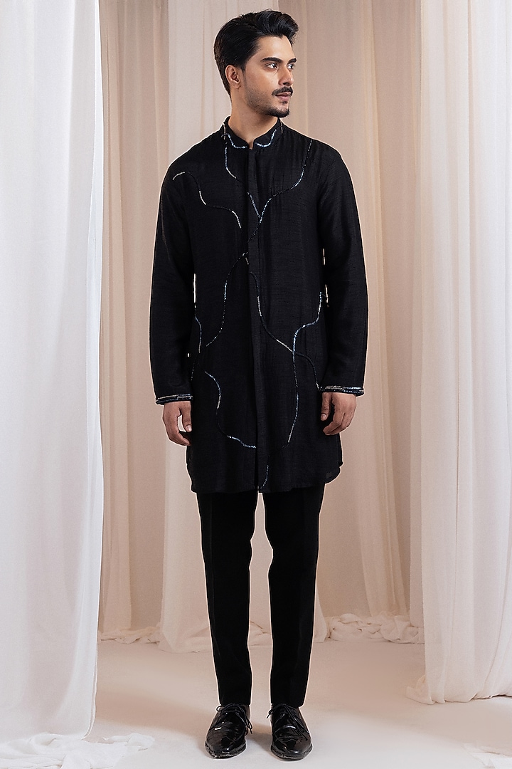 Black Silk Thread Embroidered Kurta Set by Smriti By Anju Agarwal Men at Pernia's Pop Up Shop