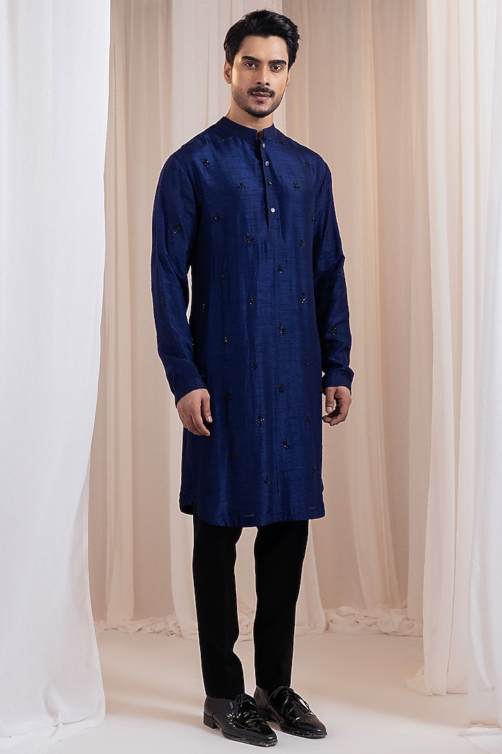 Blue Silk Thread Embroidered Kurta Set by Smriti By Anju Agarwal Men at Pernia's Pop Up Shop