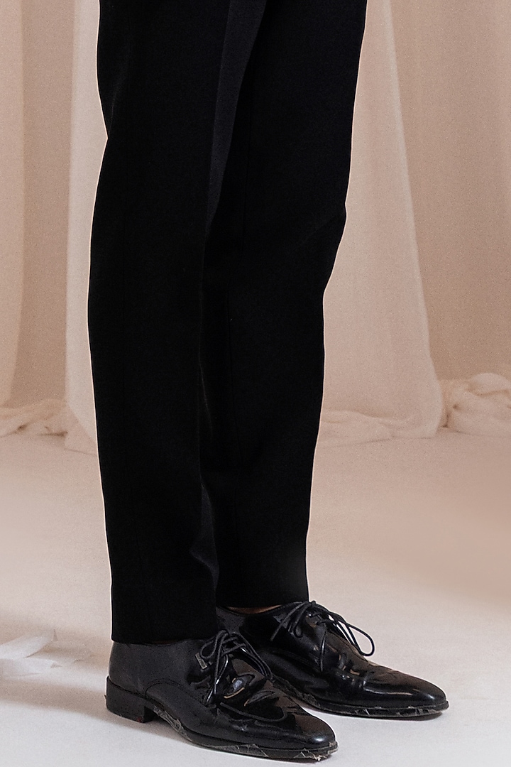 Black Lachka Thread Embroidered Wedding Bandhgala Set by Smriti by Anju Agarwal Men at Pernia's Pop Up Shop