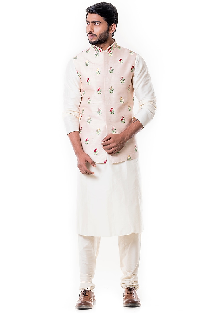 Light Peach Raw Silk Embroidered Bundi Jacket Set by Smriti By Anju Agarwal Men at Pernia's Pop Up Shop