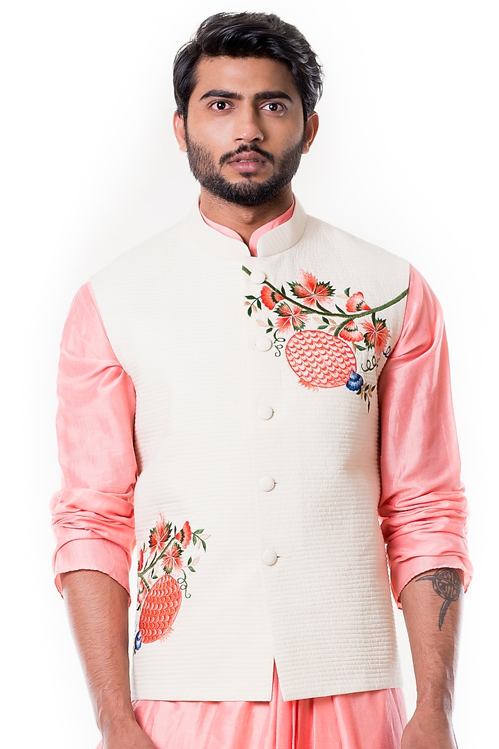Off-White Muslin Quilted Bundi Jacket Set by Smriti By Anju Agarwal Men at Pernia's Pop Up Shop