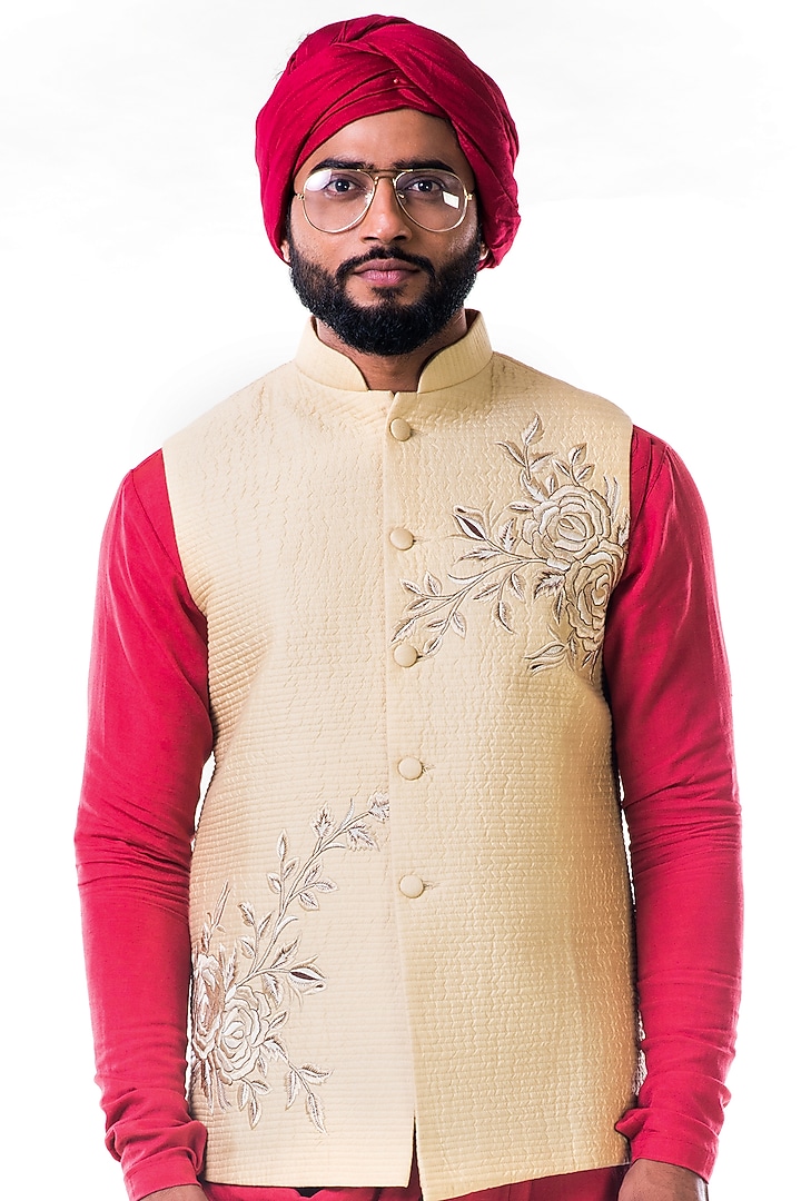 Off-White Katan Silk Thread Embroidered Quilted Bundi Jacket by Smriti By Anju Agarwal Men at Pernia's Pop Up Shop