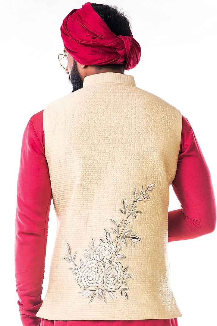 Off-White Katan Silk Thread Embroidered Quilted Bundi Jacket by Smriti By Anju Agarwal Men at Pernia's Pop Up Shop