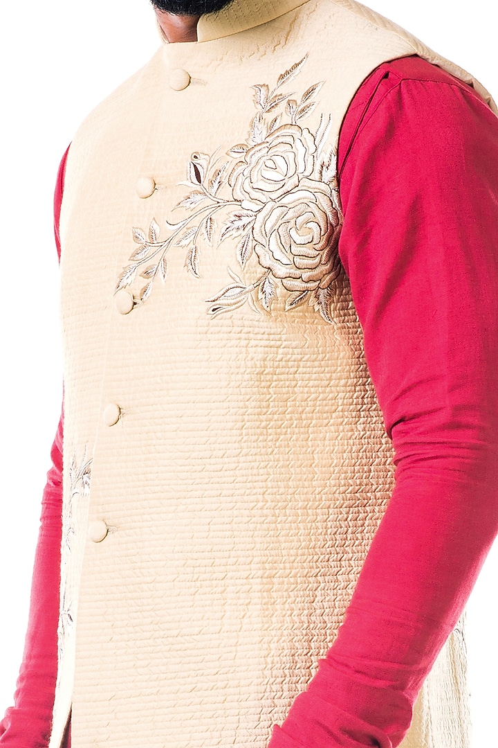 Off-White Katan Silk Thread Embroidered Quilted Bundi Jacket by Smriti By Anju Agarwal Men at Pernia's Pop Up Shop