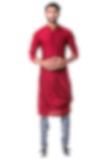 Maroon Bamberg Silk Kurta Set by Smriti By Anju Agarwal Men at Pernia's Pop Up Shop