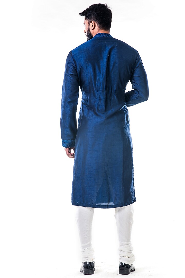 Cobalt Blue Cotton Silk Aari Embroidered Kurta Set by Smriti By Anju Agarwal Men at Pernia's Pop Up Shop